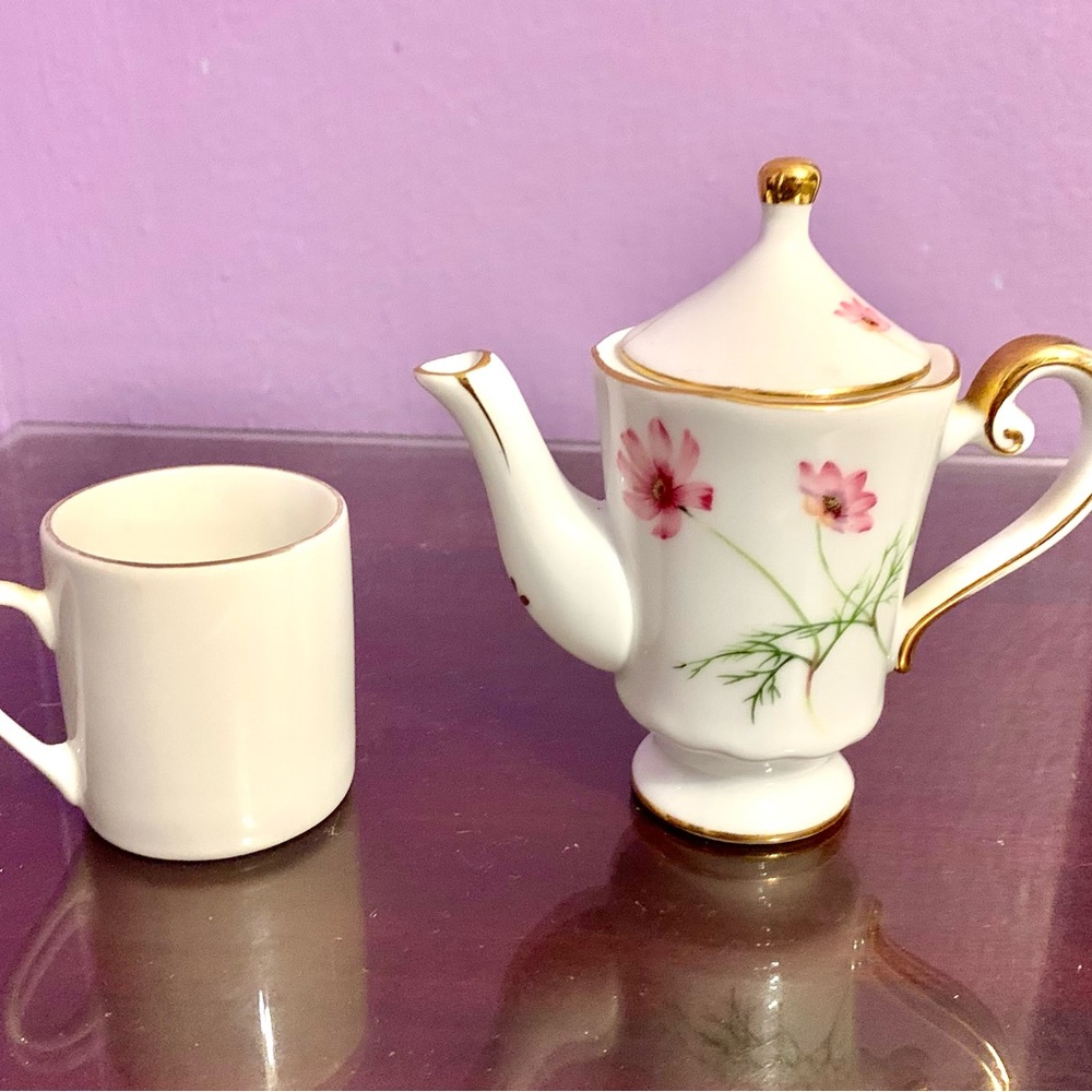Floral Vintage White and Gold Floral Teapot with cappuccino mug